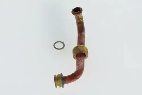Verbindungsrohr aus Kupfer und Messing von Bosch, gebogen mit angefügtem Ring, auf weißem Hintergrund.